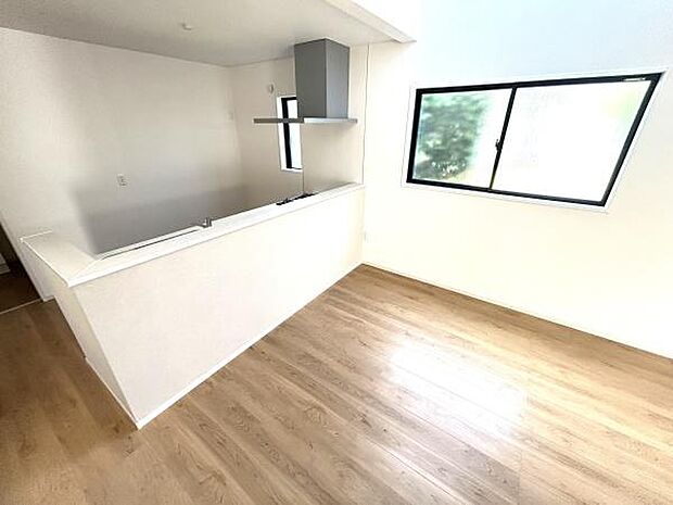 リビングのお子様の様子を見ながらお料理ができますので安心ですね♪