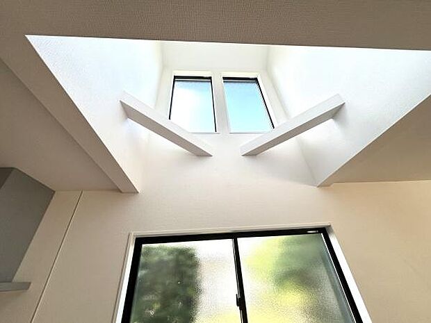 広々としたリビング、ダイニングです。大きな窓から光を採り入れます。