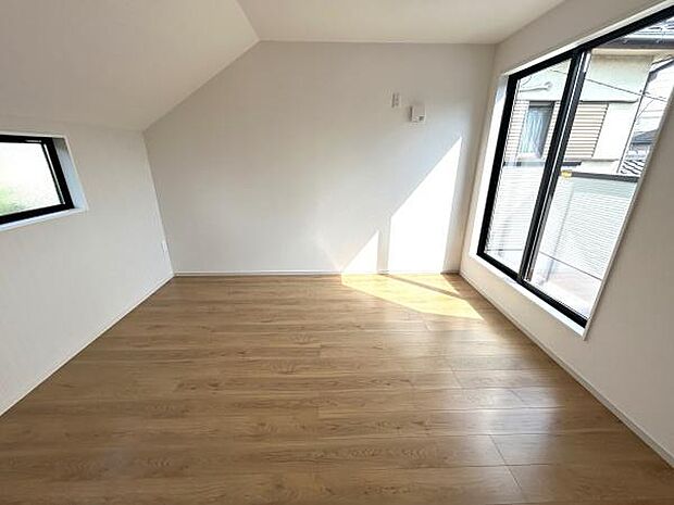 明るい日差しが差し込む主寝室は9.2帖♪