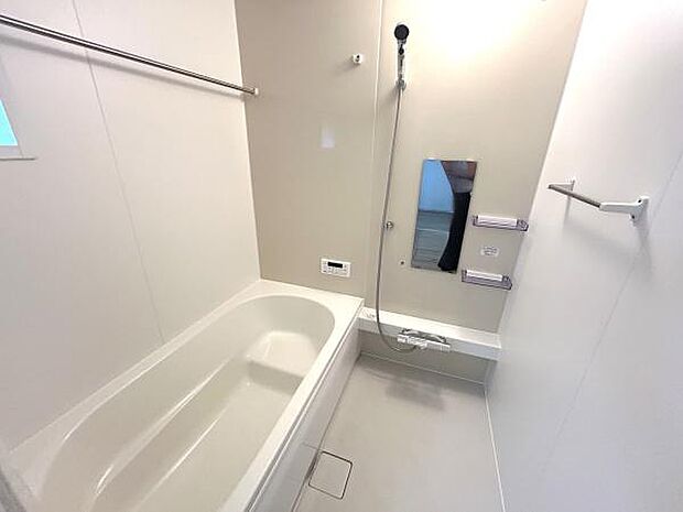 「浴室乾燥機」があれば、浴室をいつでもカラっとした状態にできます。雨の日の洗濯物干しにも使えます。