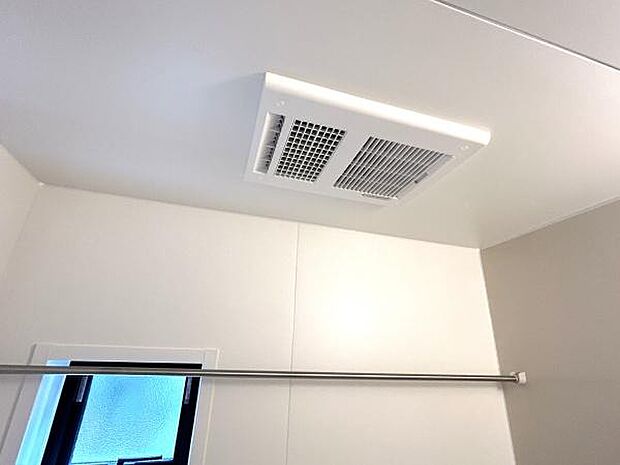 浴室乾燥機、物干しバーもついております。雨の日でも安心してお洗濯を回せます！