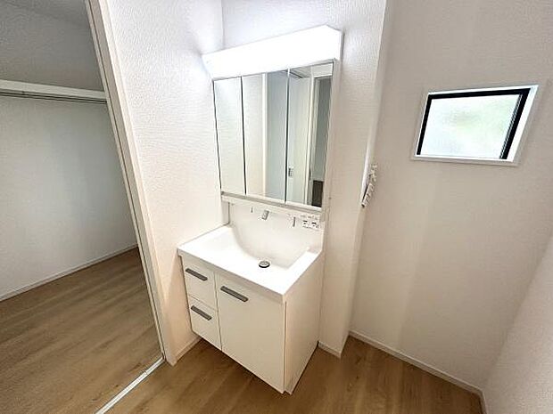 3面鏡付き化粧台！鏡の裏が収納になっているので便利です♪