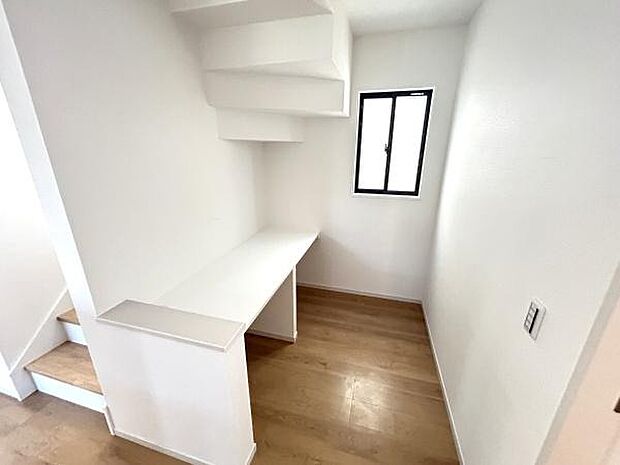 キッチン横にカウンターがございますのでお子さまの勉強やちょっとした作業にも使えますね♪