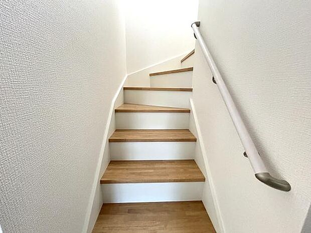 階段は手すり付きで小さなお子様やお年寄りにも安心です♪