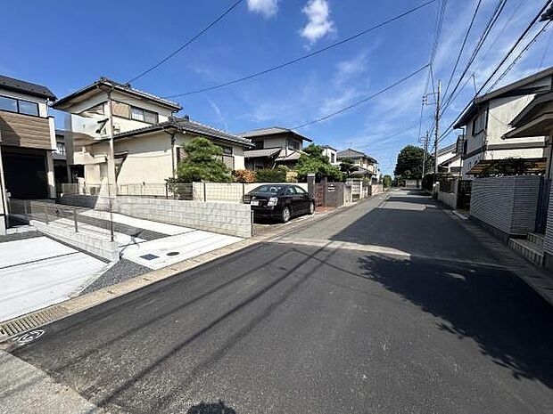 前面道路は幅員約6M。駐車もラクラクです♪