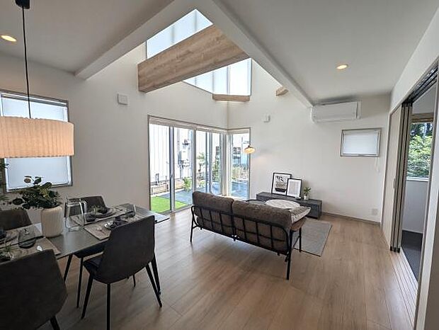 吹抜けの開放感のある18.2帖のリビングです♪