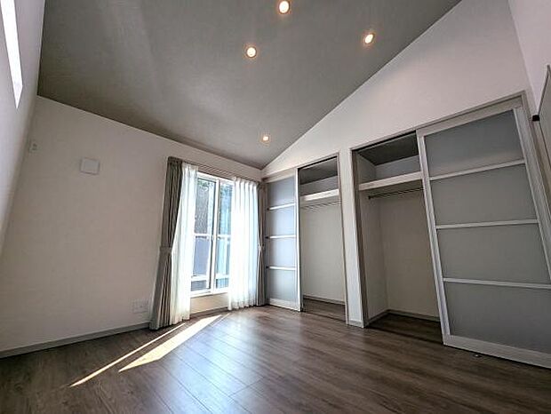 約7帖の洋室勾配天井となっており開放感がありますね♪