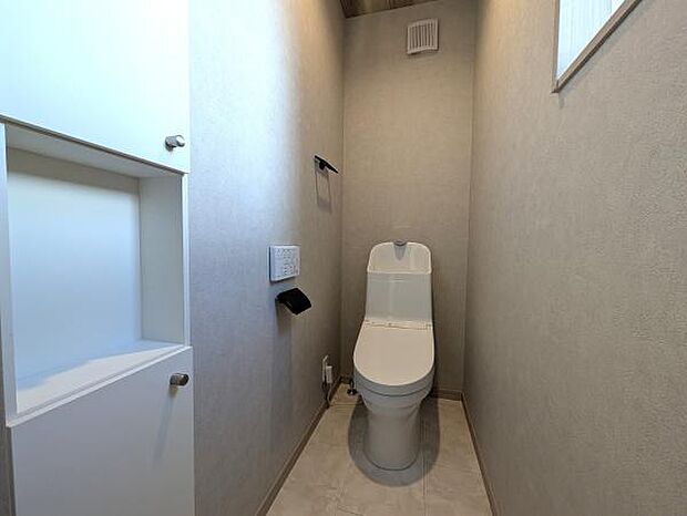 2階トイレ。1階にもトイレが設置されていますので朝の忙しい時間も安心です！