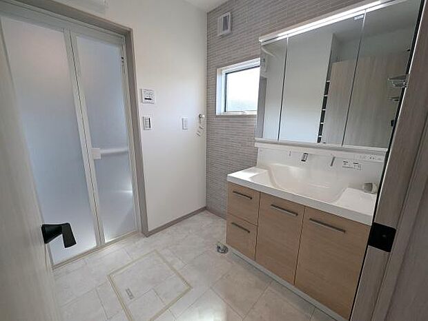 ヘアスタイリングや身だしなみのチェックに便利な三面鏡。収納は鏡裏にあるので、ホコリがたまりにくい便利さも有り。