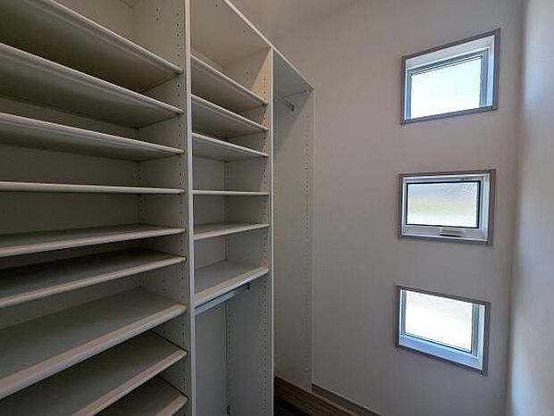 お靴が好きな方にもうれしい大容量スペース！ハンガーパイプもついておりますのでコートや雨具も収納できます。