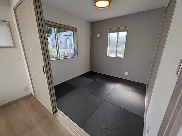 気分が落ち着くモダンな和室です♪お子さまと遊ぶ際や休憩に使えそうですね♪