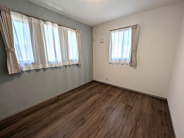 約5.2帖の2階居室です。窓が多く心地よい光と風をとりいれます♪