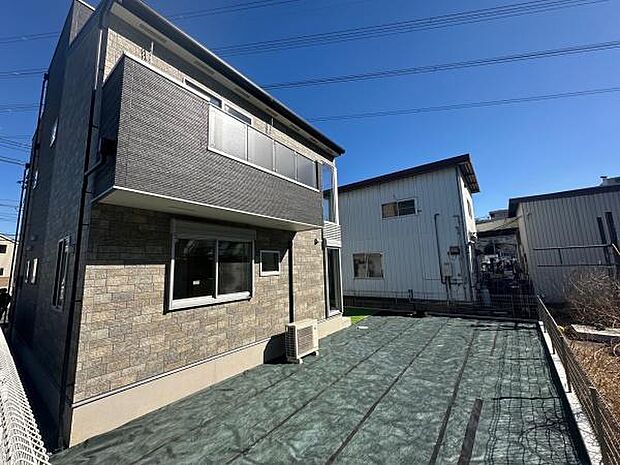 南向きで日当たりの良いお庭で何して過ごしましょうか。南向きの2階バルコニーもございます。