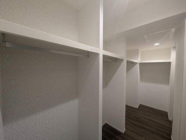 居室にウォークインクローゼットを設置。その他各居室に収納があり、収納力充分です。