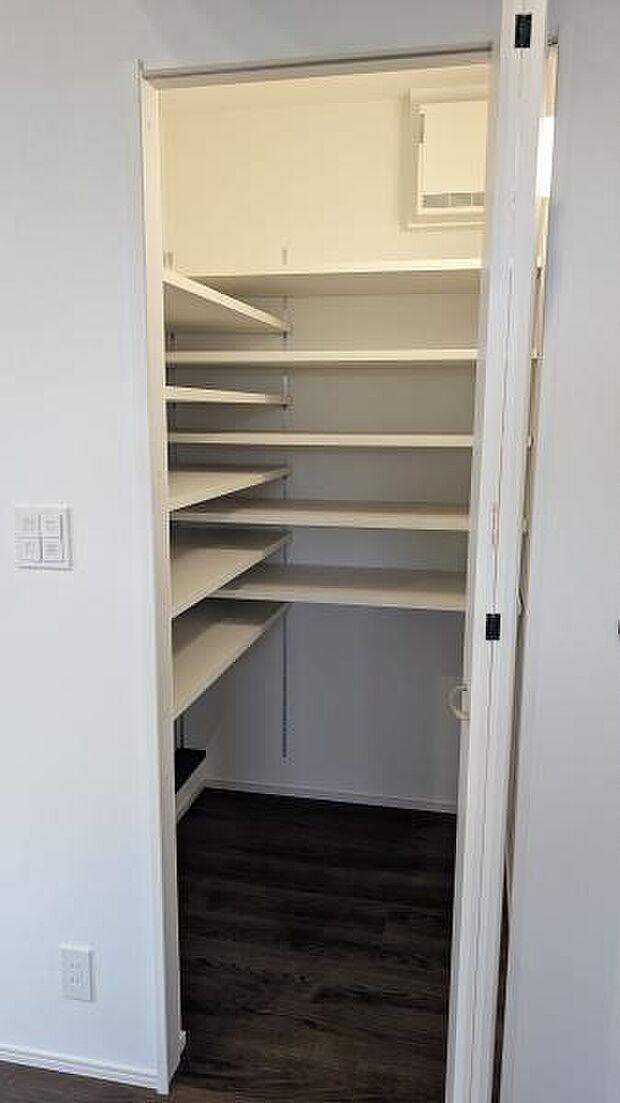 食料や調味料のストックは大容量のパントリーをご利用ください♪