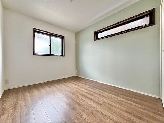 5.7帖の洋室です。お部屋にはクローゼットも設置されておりますので収納には困りませんね!