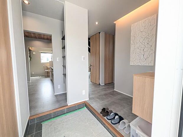 玄関からは洗面所、リビング他、キッチンへと繋がる導線となっております♪