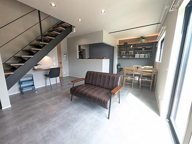 別角度からのリビングです♪リビングイン階段の為、家族のコミュニケーションが増えますね♪