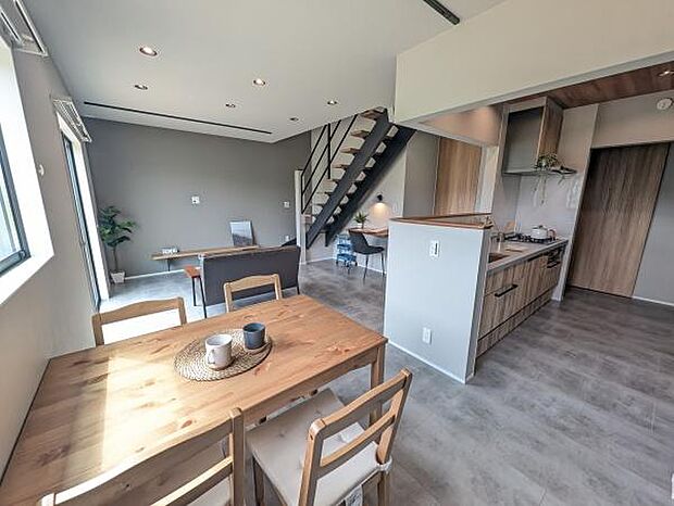 15.7帖のLDK。日の光が暖かくさしこみます♪