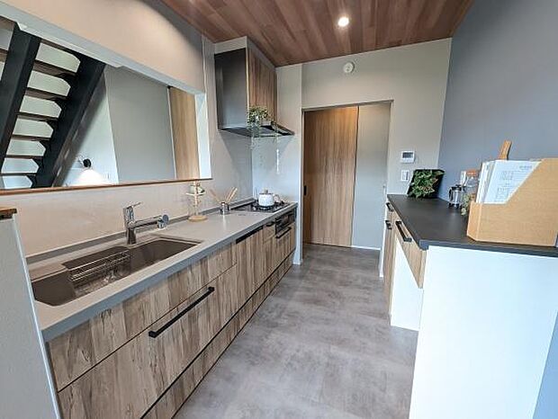 広々としたシンクと木目調のカップボードがおしゃれです♪