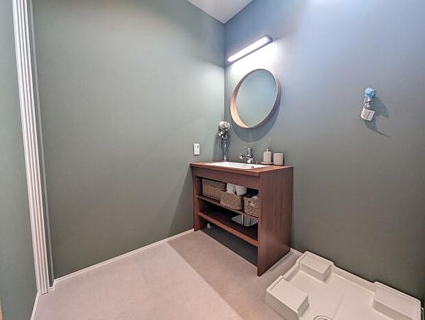 おしゃれな洗面鏡で毎日の身支度の気分も上がります♪