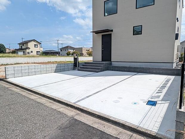 駐車スペースは3台+α!前面道路も広い為ラクラク駐車が出来ます♪