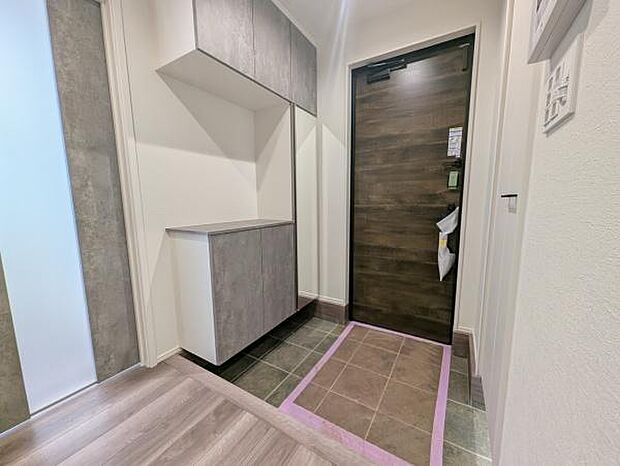 大家族でも収納には困らない大容量のシューズボックスがございます。