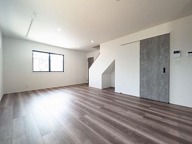 別角度からのリビング撮影です。大きな窓から光と風を採り入れます。