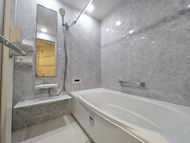 広々とした浴槽で、ゆっくりリラックス！追い炊き機能や浴室乾燥機など日々の暮らしを快適にする設備も充実しております！