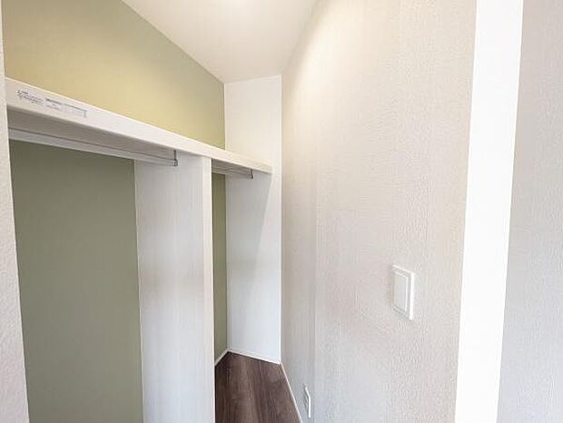 主寝室には容量充分なクローゼットがございます♪