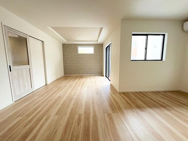 広々とした19.8帖のLDK、ダイニングとリビング部分が使いやすく分かれているので家具のレイアウトもしやすい空間設計。ご家族の暮らしに合わせて使いやすくアレンジできます！