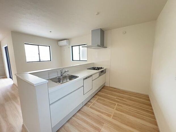 対面キッチンのためお料理しながらでもリビングが見渡せます！ご家族との会話も弾みますね！