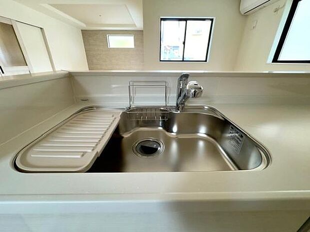 シンクまわりはお手入れしやすい設計で、いつでも清潔！広々としたシンクなので洗い物もラクラクです！