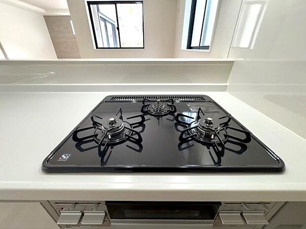 使いやすい3口コンロでお料理も捗りますね！