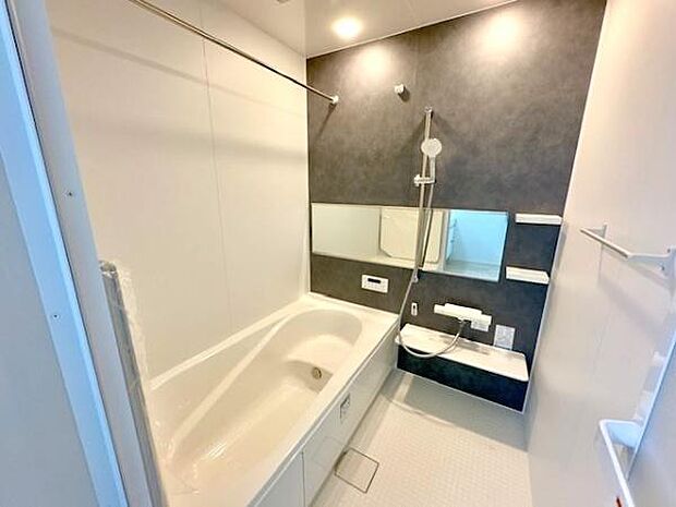 広々とした浴槽で、ゆっくりリラックス！追い炊き機能や浴室乾燥機など日々の暮らしを快適にする設備も充実しております！