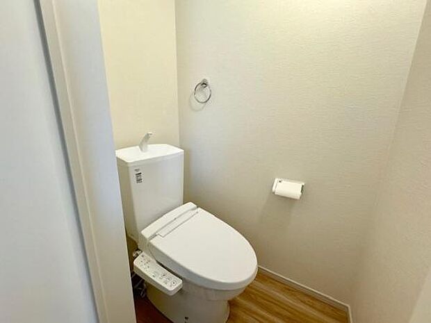 1階トイレ。2階にもトイレがございますので朝の忙しい時間帯でも安心です！
