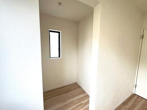 大容量のウォークインクローゼット付きで、衣類や小物をスッキリ収納。整理整頓がしやすく、快適な暮らしを演出します！