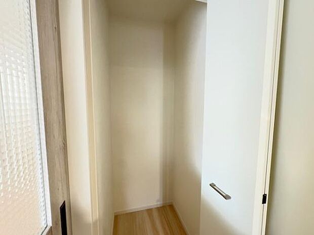 玄関横収納。アウトドア用品や防災グッズなどの収納に最適です！