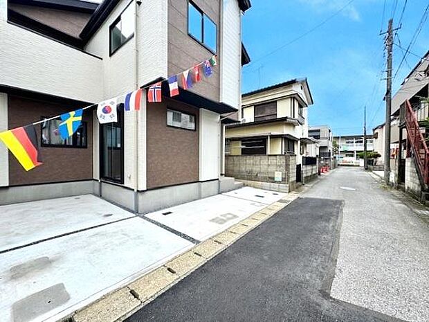 閑静な住宅地で、車通りも少なく落ち着いた住環境！駐車もしやすく、安心してお過ごしいただけます！