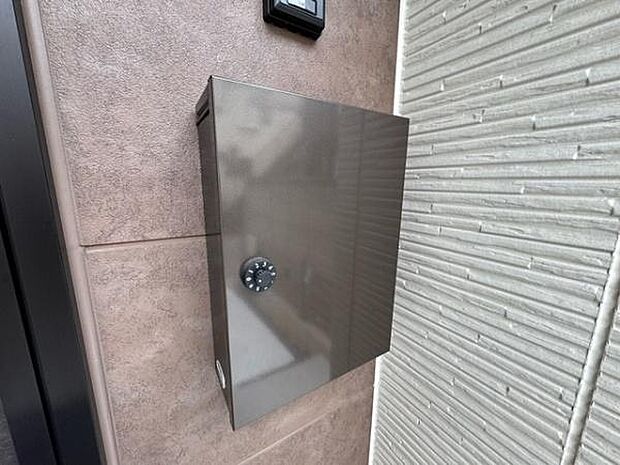 ダイヤルロック付きの壁掛けポストを採用。デザイン性と防犯性を兼ね添え、玄関まわりをスッキリと見せます！