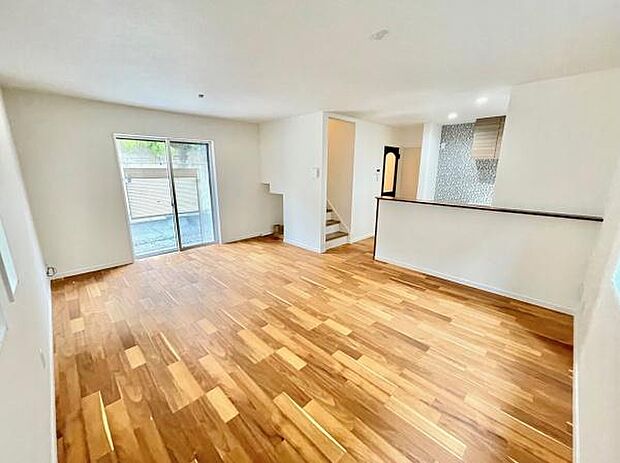 17.6帖のLDK!3方向の窓から自然の光を取り入れることができ、換気のしやすさも嬉しいポイントです♪