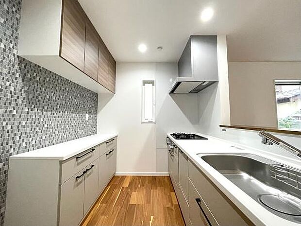 キッチン全体写真。キッチンからはリビングを見渡せるので、お料理の際にも会話が弾みます♪