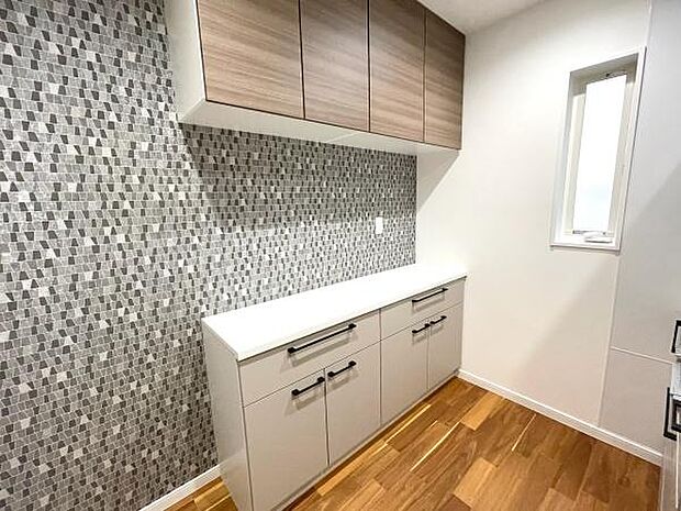 キッチン後ろには広々とした収納の棚を配置。お皿などの出し入れもしやすく、すっきりと整理整頓をすることが出来ます。