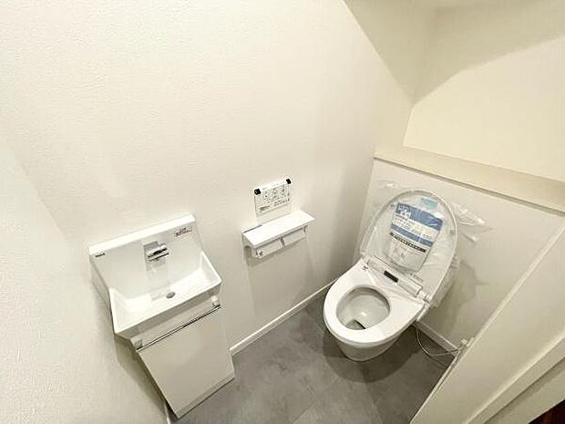 1階トイレ。玄関ホール前に設置されているので、お子様のお出かけ前のルーティン化も楽々です♪