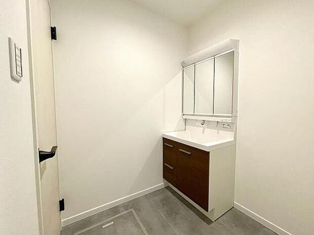 ゆとりある洗面スペースで朝の身支度もスムーズに!