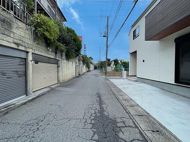 前面道路は約5m。車通りも多くないため落ち着いて駐車ができます!