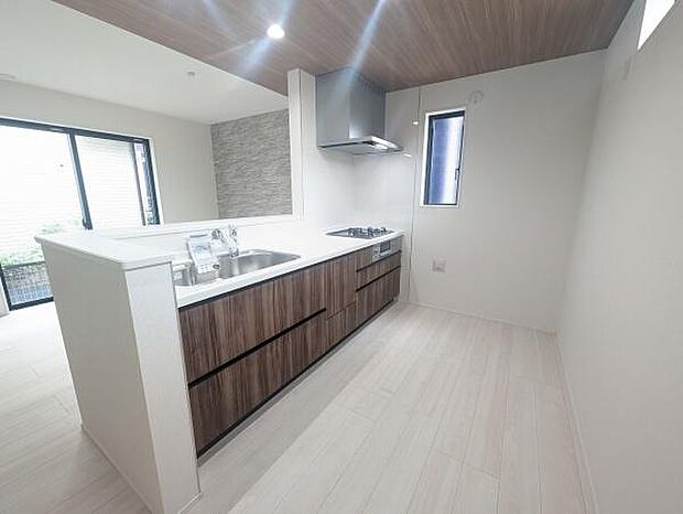 対面キッチンのためお料理しながらでもリビングが見渡せます!ご家族との会話も弾みますね!