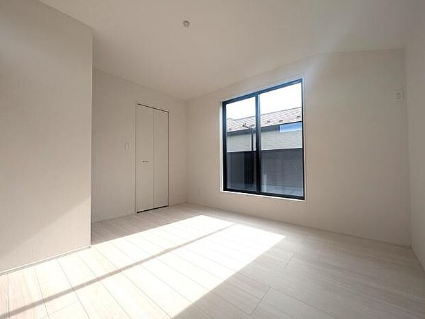 広々とした7帖の洋室は、バルコニーに面しており、明るい日差しがたっぷりと差し込みます。大容量のウォークインクローゼット付きで、衣類や季節物もスッキリ収納可能です!