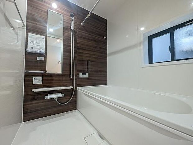 広々とした浴槽で、ゆっくりリラックス!追い炊き機能や浴室乾燥機など日々の暮らしを快適にする設備も充実しております!