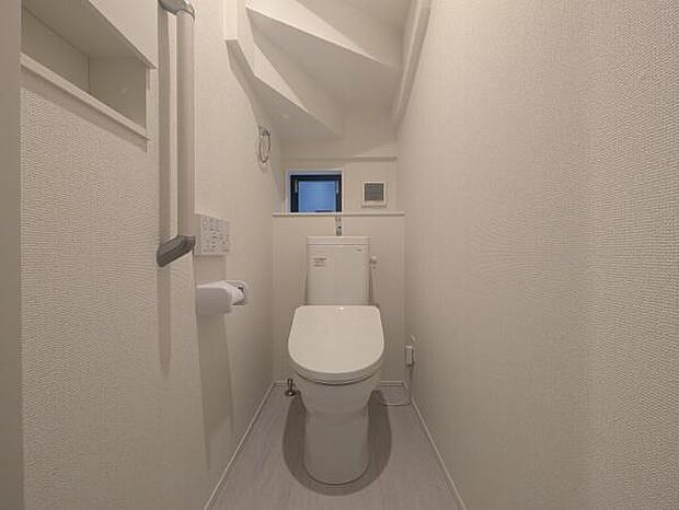 1階トイレ。2階にもトイレがございますので朝の忙しい時間帯でも安心です!